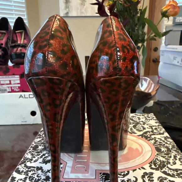 Bordello 5.75" Heel, Red Cheetah Glitter Patent Platform Pumps, Size 7 - Picture 8 of 9